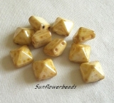 10 Stück - Pyramiden - alabaster honey lüster