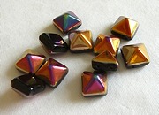 Bead studs/Pyramiden