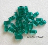 50 Stück - 2 hole prism beads - emerald