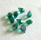 10 Stück - Glasschliff Tropfen - emerald AB