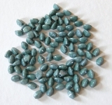 50 Stück - pinched beads - chalk grün lüster