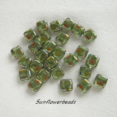 40 Stück - Two-hole flat squares - peridot matt vitrail peacock