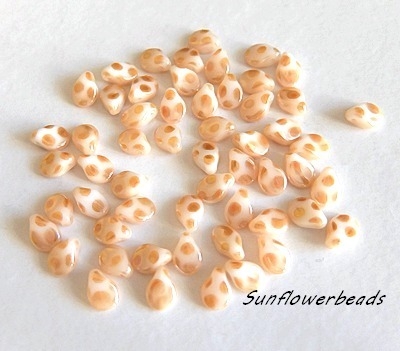 50 Stück - Preciosa Pip beads - alabaster peacock