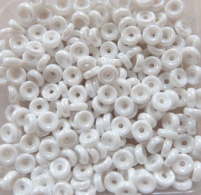 50 Stück - Wheel beads - chalk white lüster